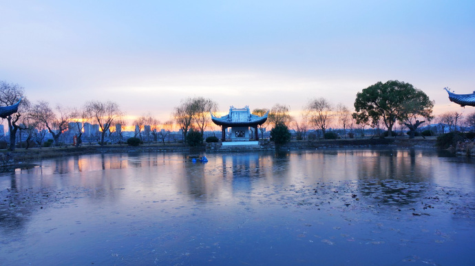江南赏雪，雪花飘落在建筑上，亭台楼阁都被雪妆点得古朴典雅，静谧而浪漫。