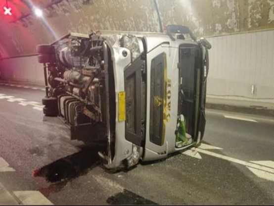 “浙江又火了！”货车司机运了一车花菜，经过浙江高速时不慎侧翻，结果14000斤花