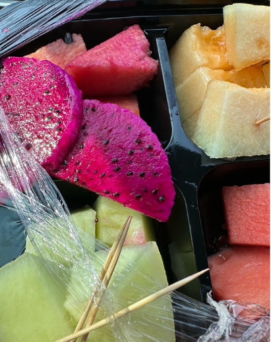 哇，奸商，你以为是火龙果，其实只有几个小薄片，下面还是西瓜 