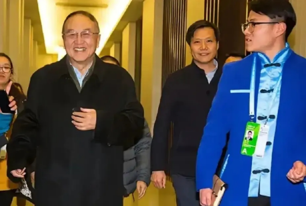 雷军说偶像是柳传志，还真不只是说说，俩人还真走到了一起，雷军最近发布自研澎湃OS