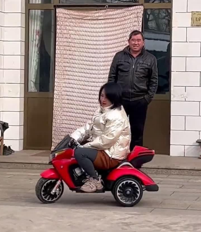 网友：我去她家相亲，看她玩了她侄子的车一个小时。 这样的女孩子容易追到吗？
