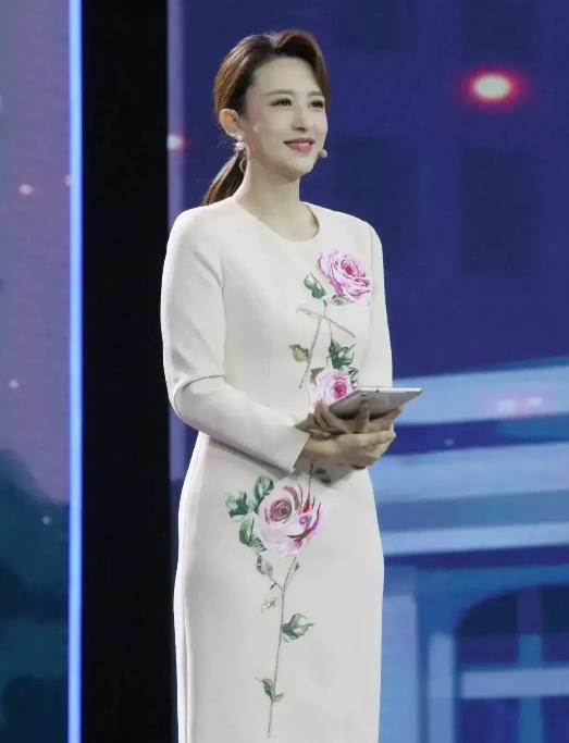 这位令人感到惋惜的央视美女主持，她的风华绝代、仪态万方令人赞叹不已。

无论是气