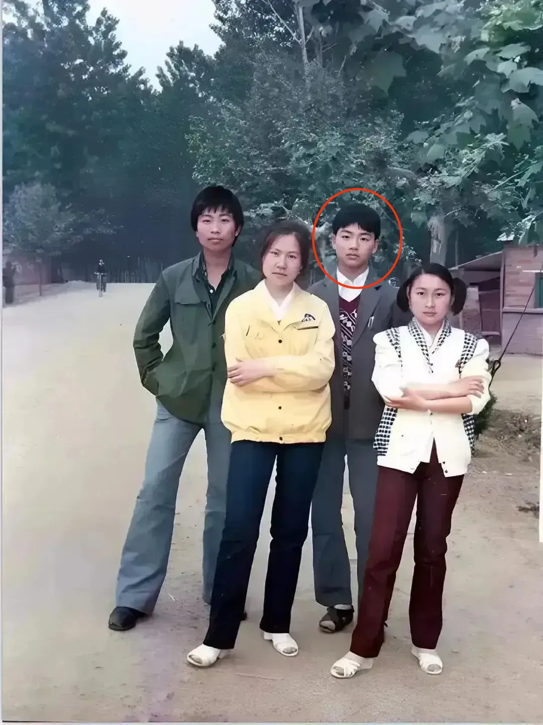 这张照片拍摄于1992年，一位18岁的小伙子与三位中学同学在村里拍的合影留念照，
