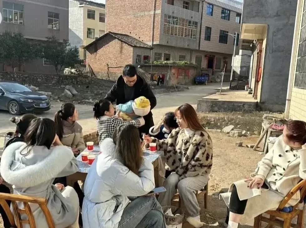 我老公的一个朋友，他每次一有空就过来我家找我老公去玩的，有一次他说：“你老婆天天