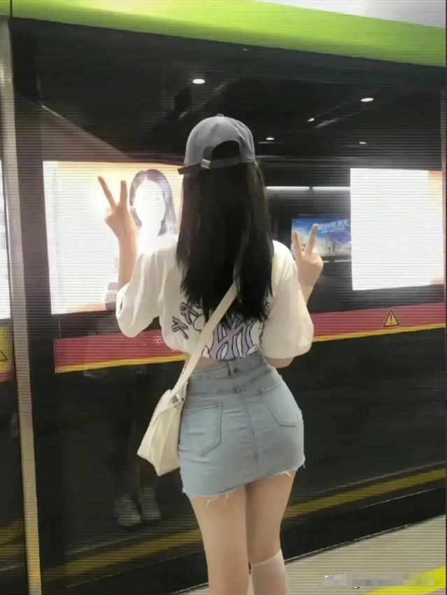 晚上，我请同学去海鲜餐厅吃饭，花了1000多。出门的时候，我买完单就招呼同学一起