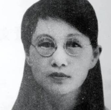 1909年，16岁的白薇与婆婆吵嘴，丈夫居然抡起凳子砸在她背上，婆婆见她倒下，扑