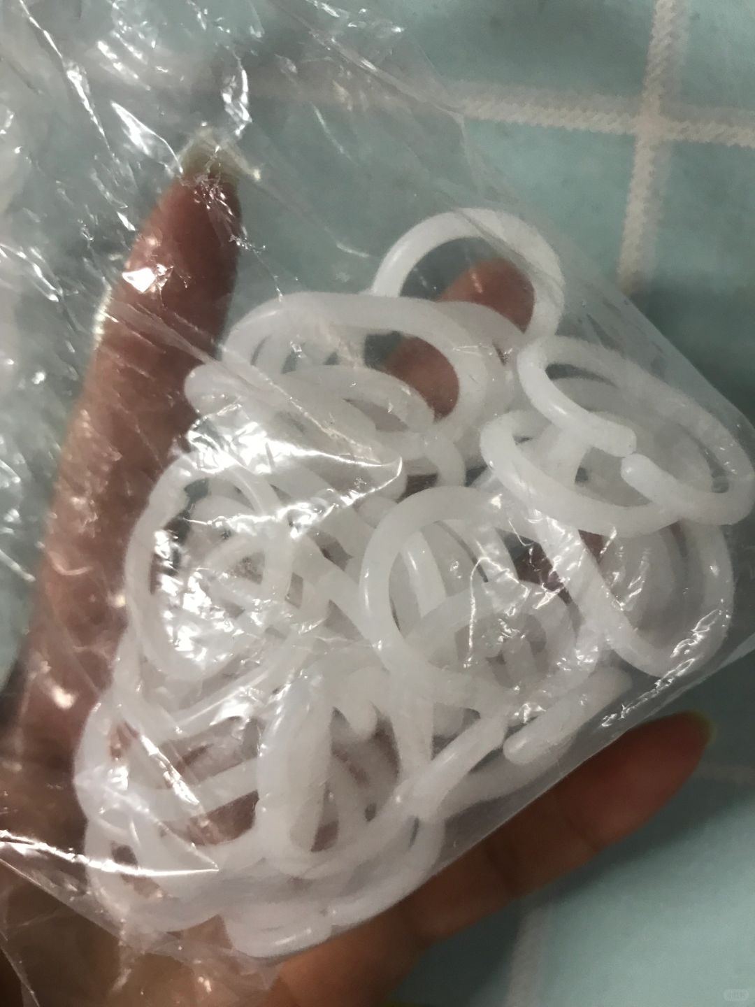 挂床帘剩下的勾子有什么用
#废物利用
  当然是当成我的挂钩作收纳了