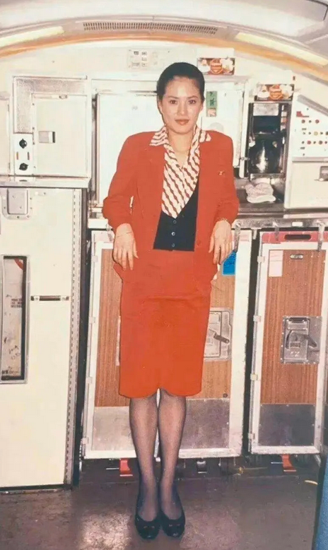 88年，当空姐时的李若彤，最美的小龙女之前的职业是空姐，流金岁月！