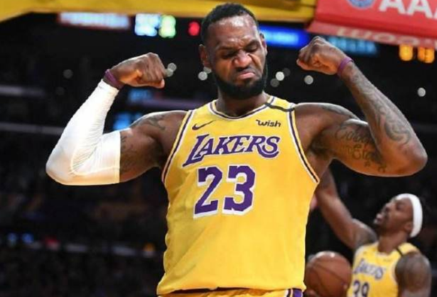 NBA历史总得分排行榜如下：

第1名、詹姆斯——39012分（1435场）
第