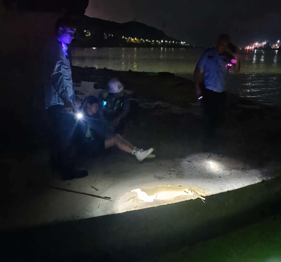 钓鱼，我一路亚竿就把这个跳水自杀的小伙钓上来啦！嘿嘿！ 小伙子用铁丝绑着自己的双