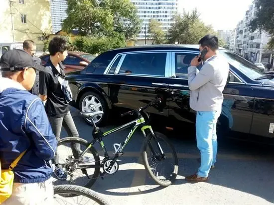 一辆劳斯莱斯撞到了一辆自行车，劳斯莱斯车主下车后，怒摔2000块钱想私了，然而自