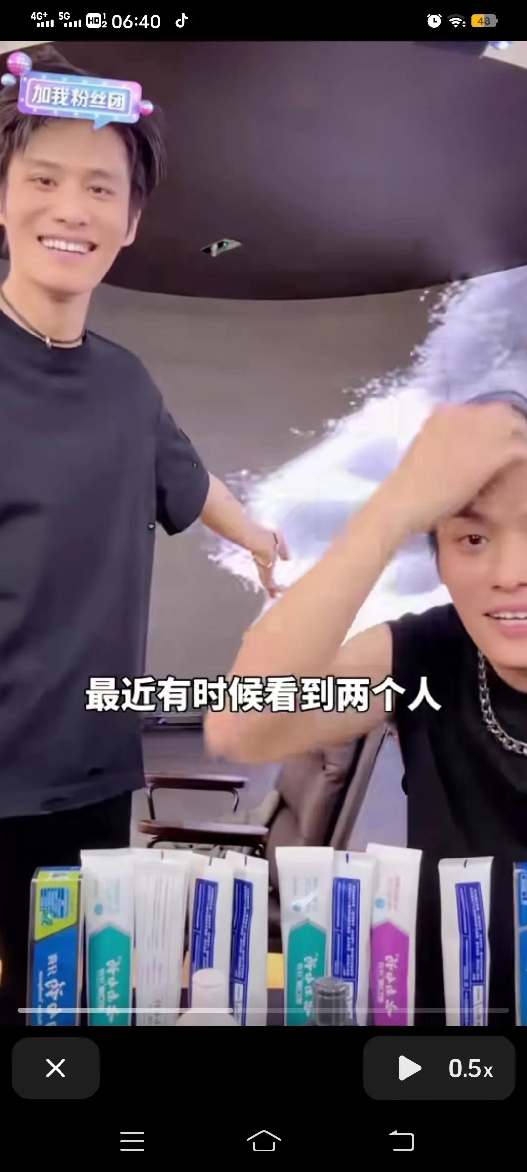 小杨哥回应为什么换背景，是因为最近模仿小杨哥的直播间，两个人跳跳就十万➕，换了背
