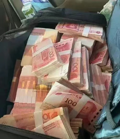 “拔腿就跑！”陕西西安，近日，一男子在某彩票瓜中百万大奖后做出了反常的举动。

