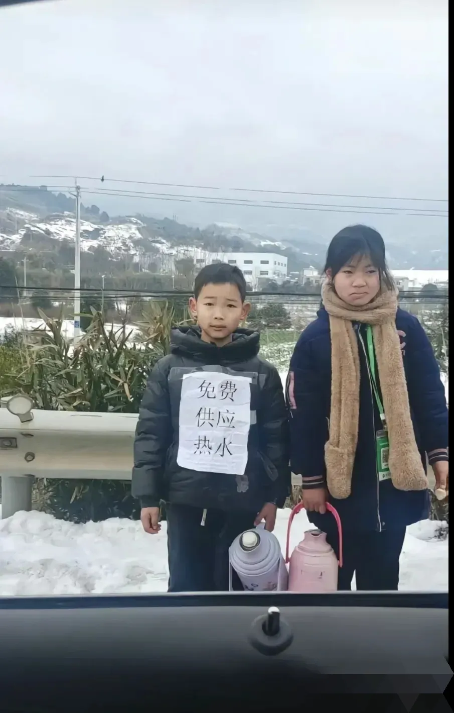 看到这一幕，我感动得热泪盈眶。
       大雪在高速上堵了5个小时，真不敢相