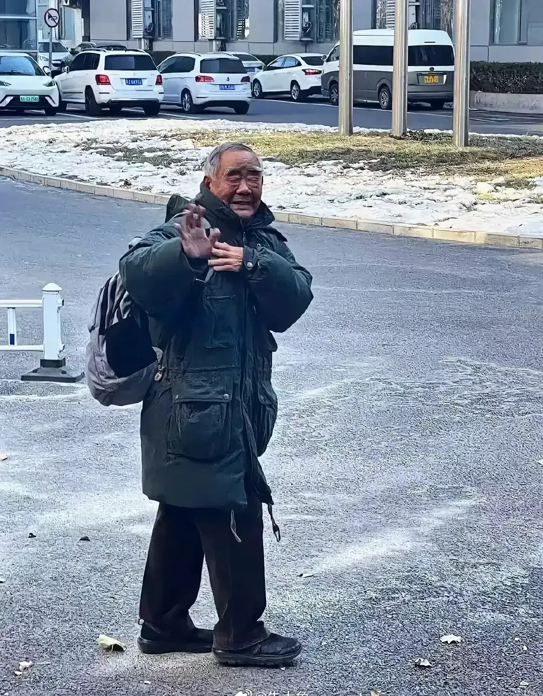 汪景琇院士到中国科学院开会结束后，他独自一人背着个包，笑眯眯地挥手告别。在这位8