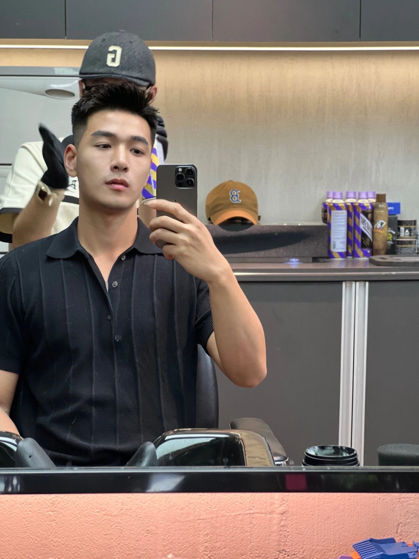 夏天来了，短发商务男更适配