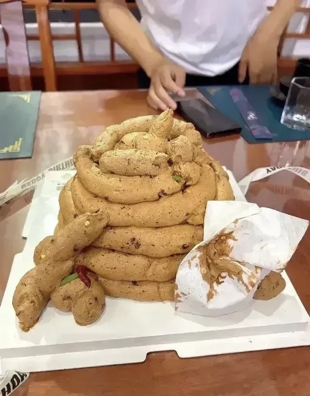 蛋糕代表我的心
今天我生日，富二代女友花费巨资给我订制的限量版五香蛋糕——“自由