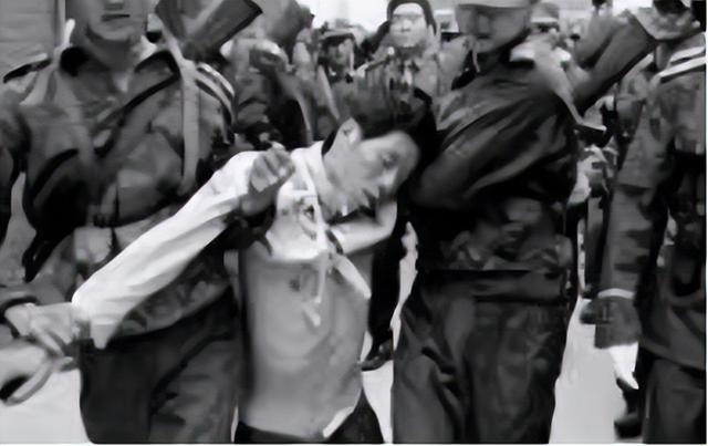 99年，男子因强奸被告上法庭获刑五年，出狱后怒杀女邻居全家八口 1999年，一名