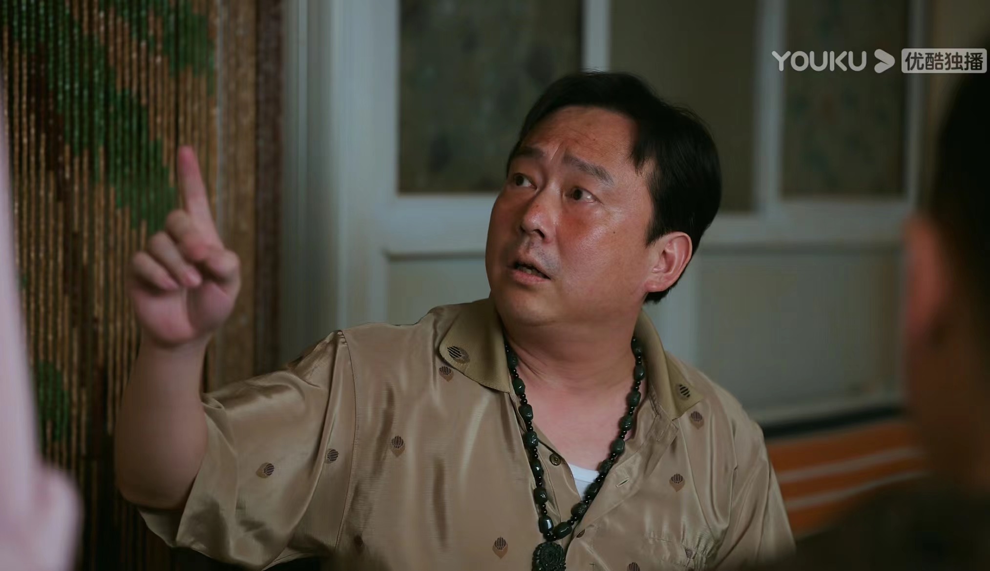 《鸣龙少年》中程雨杉的继父，真的能把人给气死。

一向看不上妻子带过来的这个女儿