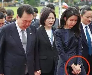 一张年轻的面孔搭配上一双老态龙钟的双手