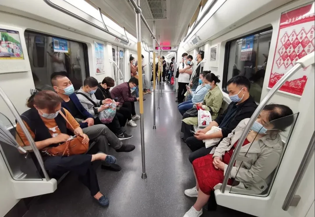 图一是中国地铁，图二是韩国地铁。
你觉得那种设计更合理？