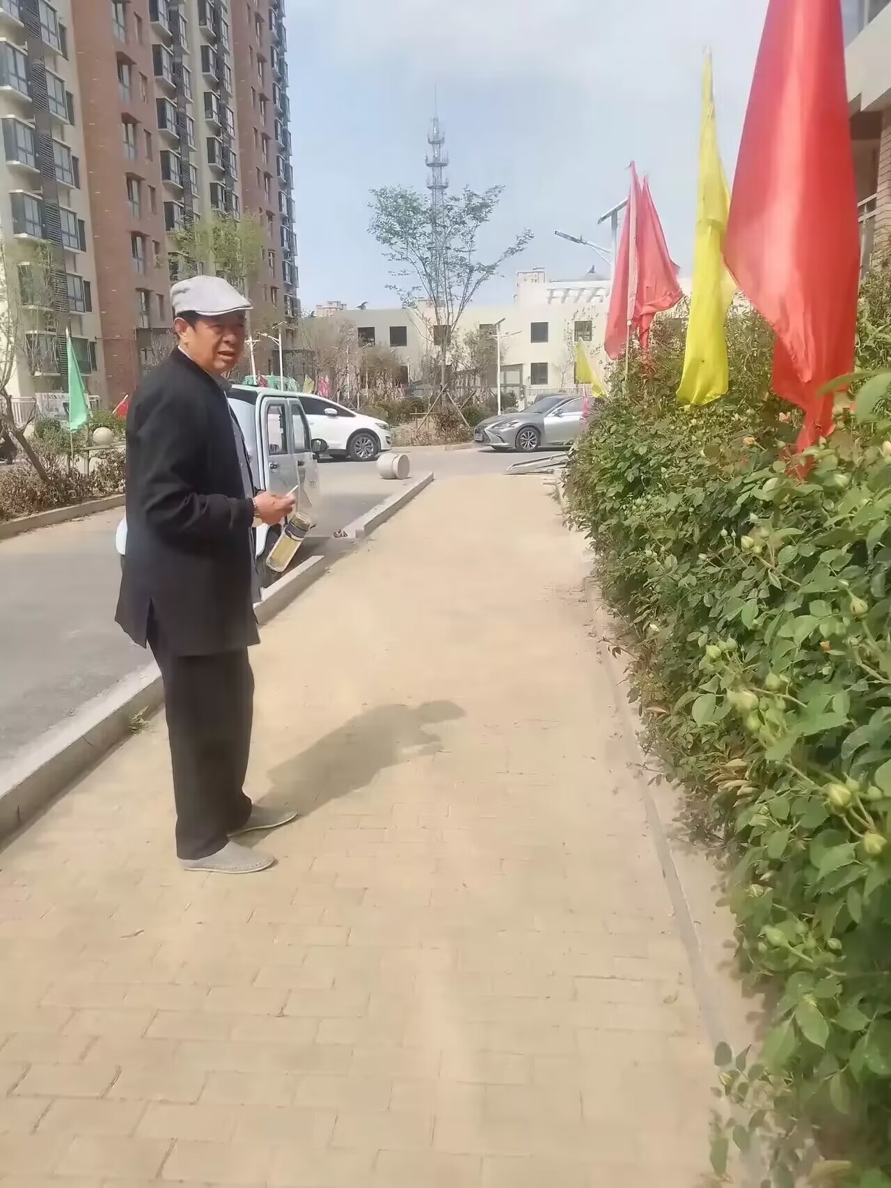 这是我家邻居，退休前是县委副书记、县长。退休后，他成了一个普通得不能再普通的老头