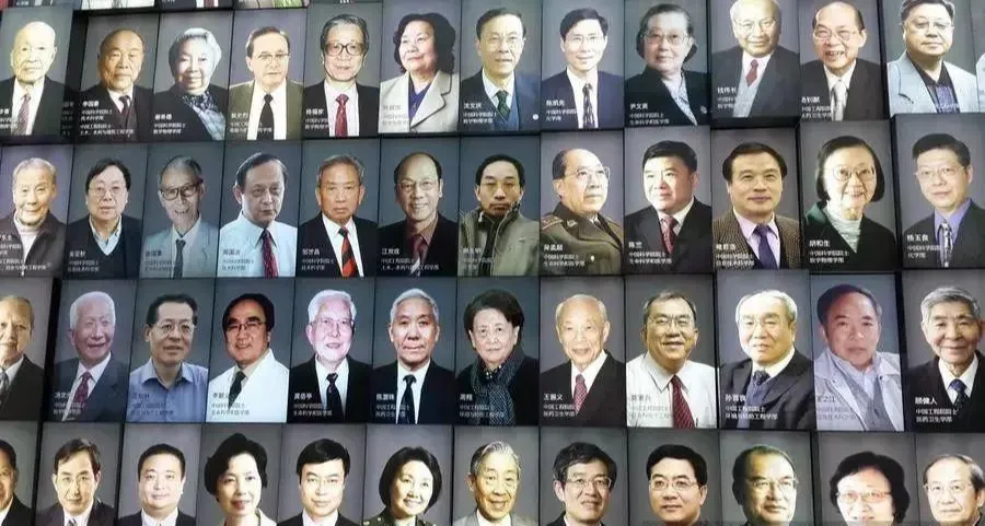 我专门查了一下，我国现有科学院院士873人，工程院院士978人，两院院士总计18