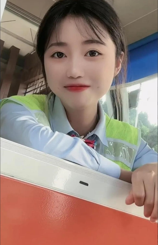 一位年轻男子经过高速公路收费站，看到收费员是一名容貌姣好的年轻女子，于是开玩笑地