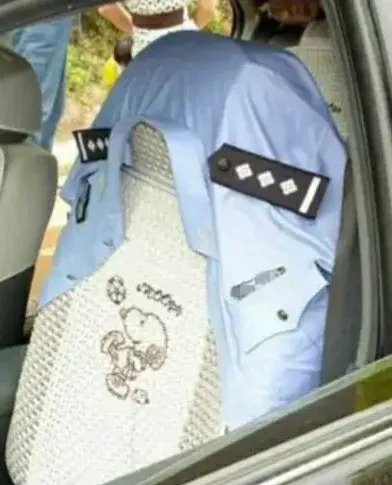 我表哥在深圳当警察，在他的家里，车上，看不到任何跟他职业相关的东西！我曾经问他：