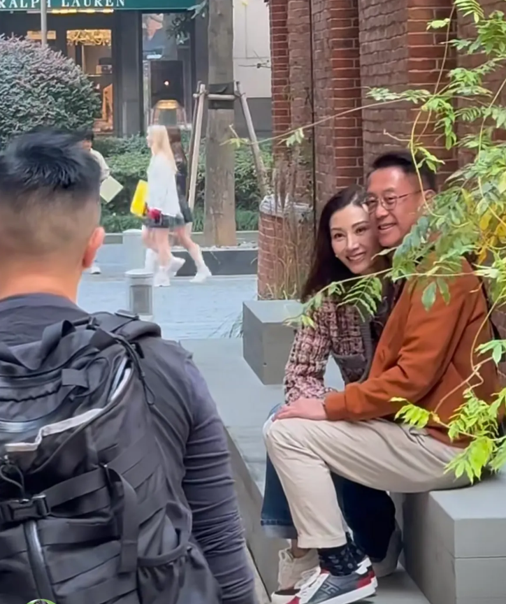 上海外滩偶遇李嘉欣和老公许晋亨拍照！
李大美女真不愧是港姐中的港姐，五官立体深邃