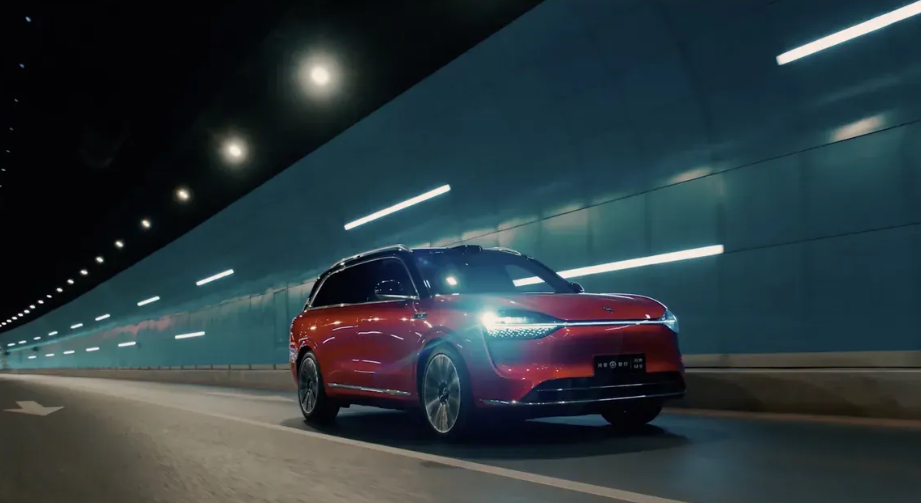 雷军和小米简直就是自己玩了一把寂寞呀，指名道姓喊话余承东，结果却是一拳打在了空气