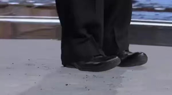 掉了渣的鞋子，让她在央视上出尽了“洋相”，她自嘲“我这双鞋穿了好多年了”！

其