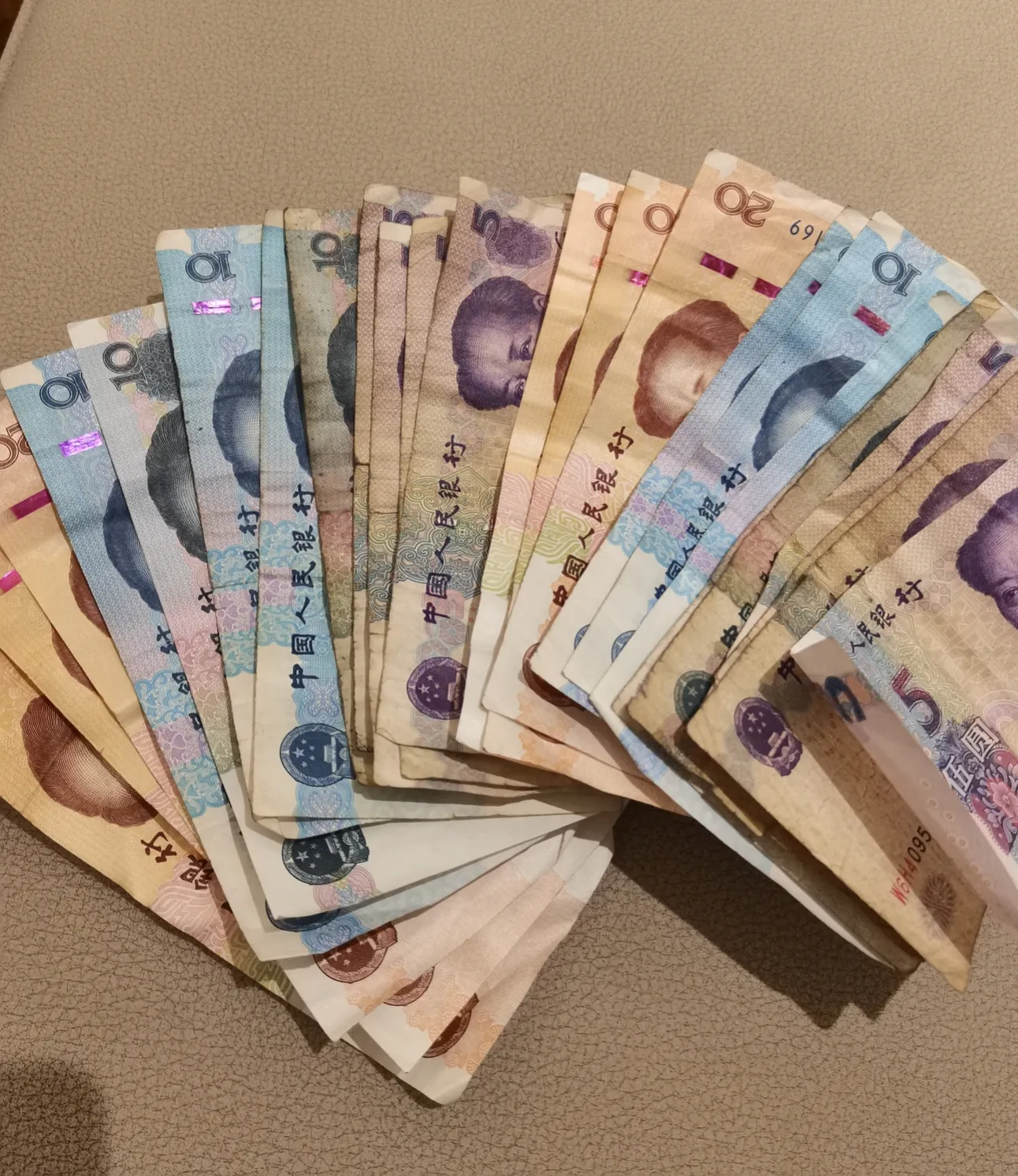 我想知道，现在有多少家庭连5万块钱都拿不出来的！今天就来说说我家一个亲戚吧。
我