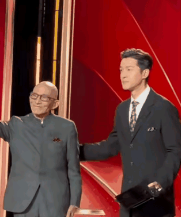 看着好心酸，90岁高龄的游本昌，他向观众招手鞠躬转过身的那一刻，大口喘着气，脸色