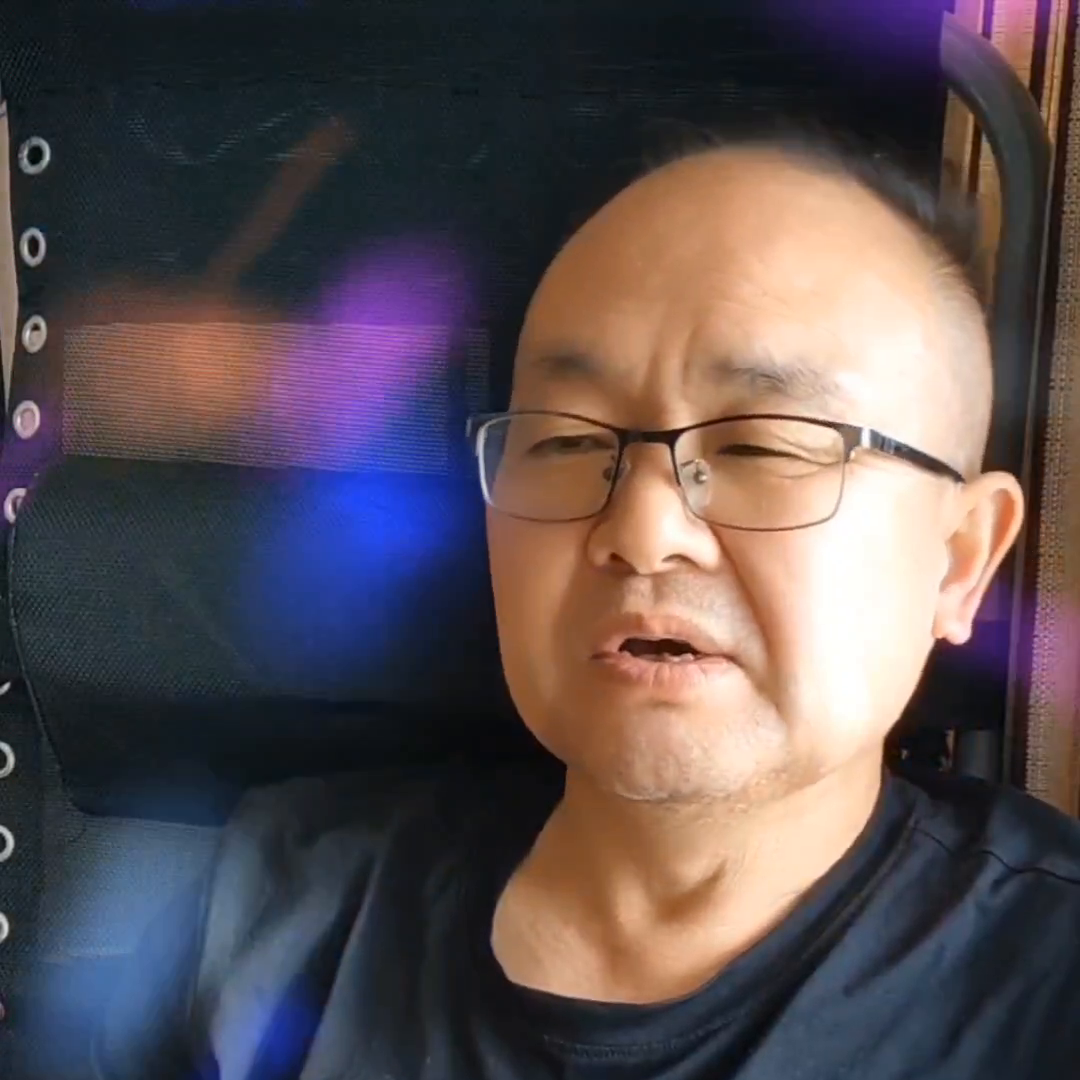 台上讲的是规矩，台下走的是关系。口中喊着正义，心中盘算利益。表面一身正气，暗地里