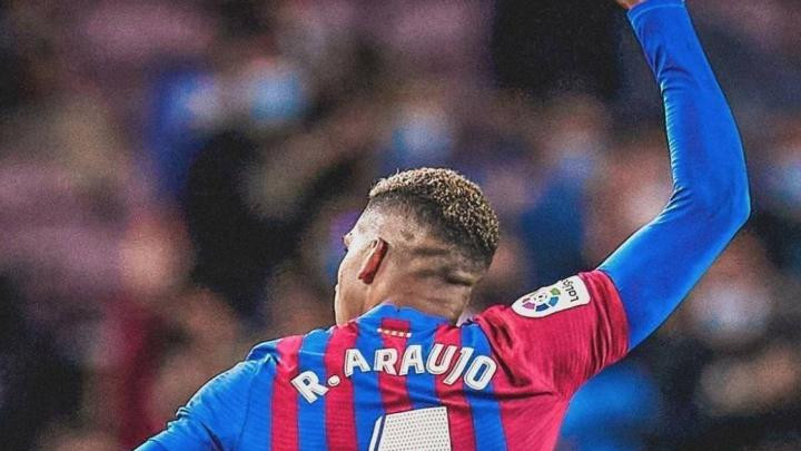 巴萨官推晒海报预热2023年最后一场联赛：阿劳霍出镜，凸显球队凝