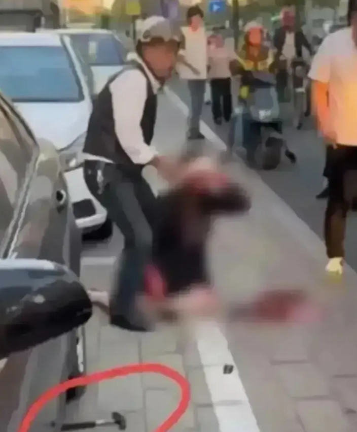 女律师被榔头敲破了头，进了ICU。这个事件影响很大，可能改写某些制度。

支持行