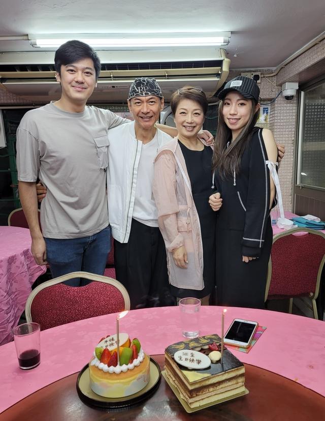 他是香港著名演员江华的儿子，长得跟爸爸一样帅气，可惜没有进入娱乐圈发展