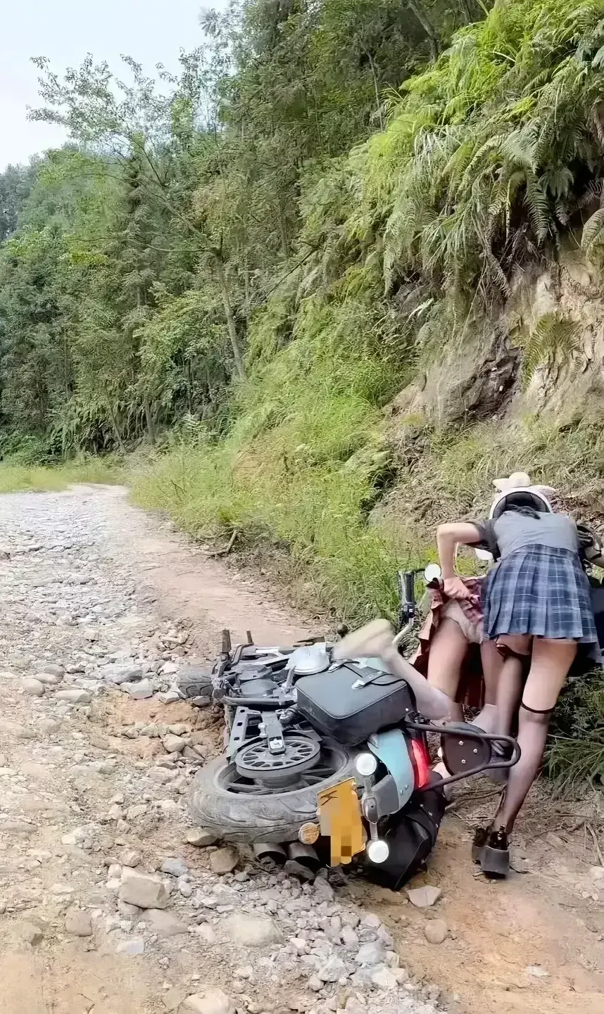 她们会不会假装摔倒 骗走我的同情