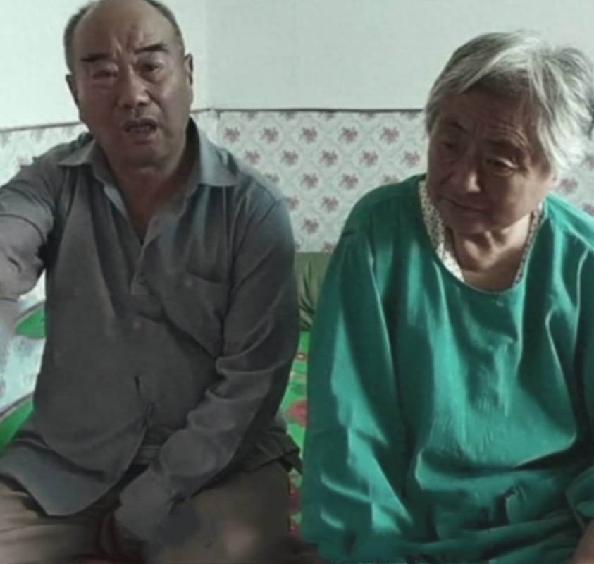 2000年，大连一对农民夫妇四处求人，湊齐了7万元，送女儿出国留学。谁知，女儿一