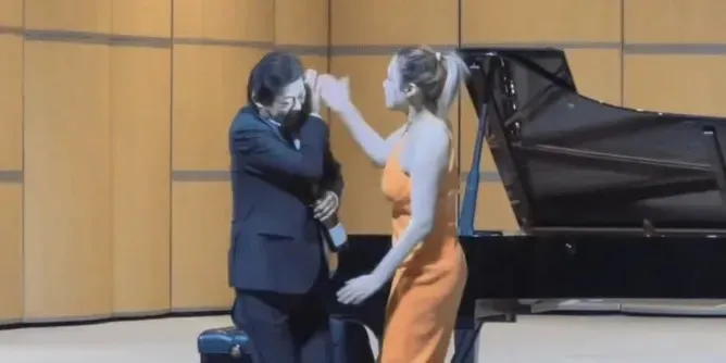知名歌唱家遭当场掌掴？娇妻频繁晒身材引热议

知名歌唱家莫华伦，今年与小他几十岁