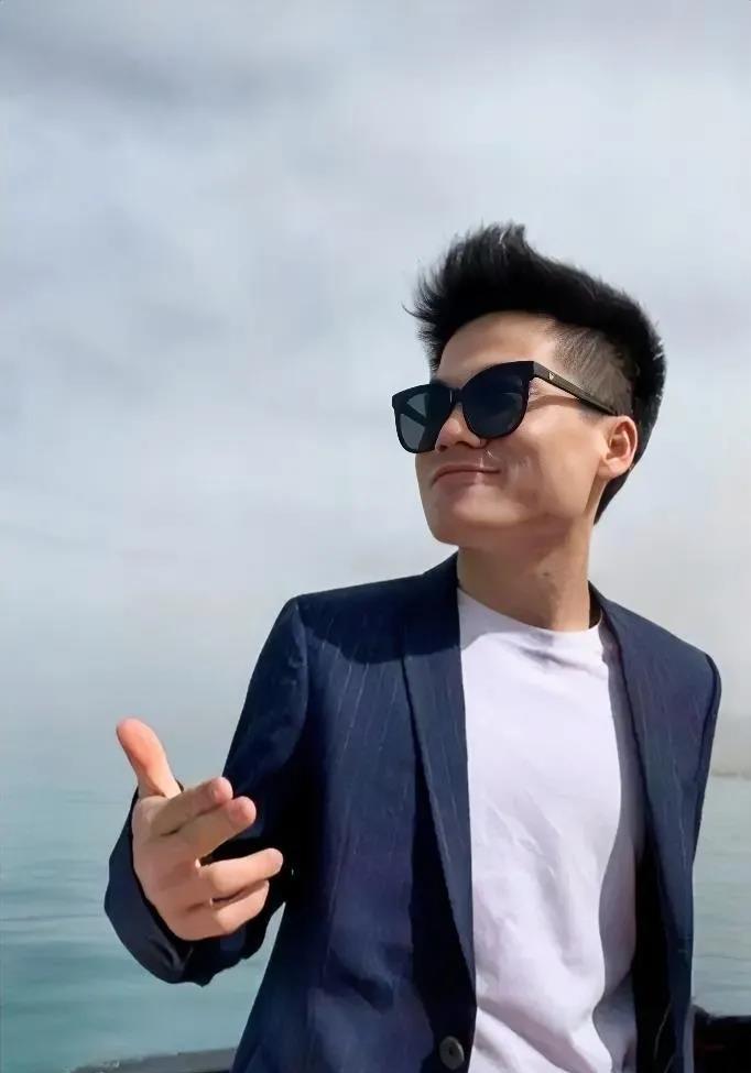 
董宇辉：“我身边有很多人聪明，精于算计，工于心计，但是显得永远差了点运气。 我