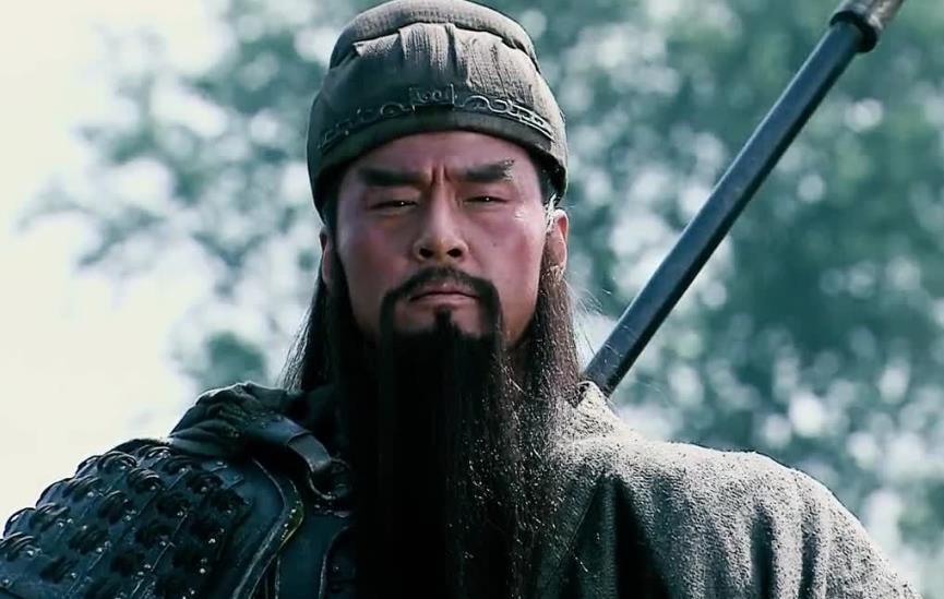 庞德阵前挑战，关羽大怒：“狂徒，可惜我这把青龙偃月刀，要斩你这无名鼠辈。”两人旋