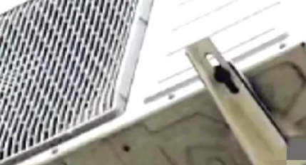 上海松江区，一男子在发现妻子出轨后，一日和几个朋友将这对男女挡在了一家酒店客房内