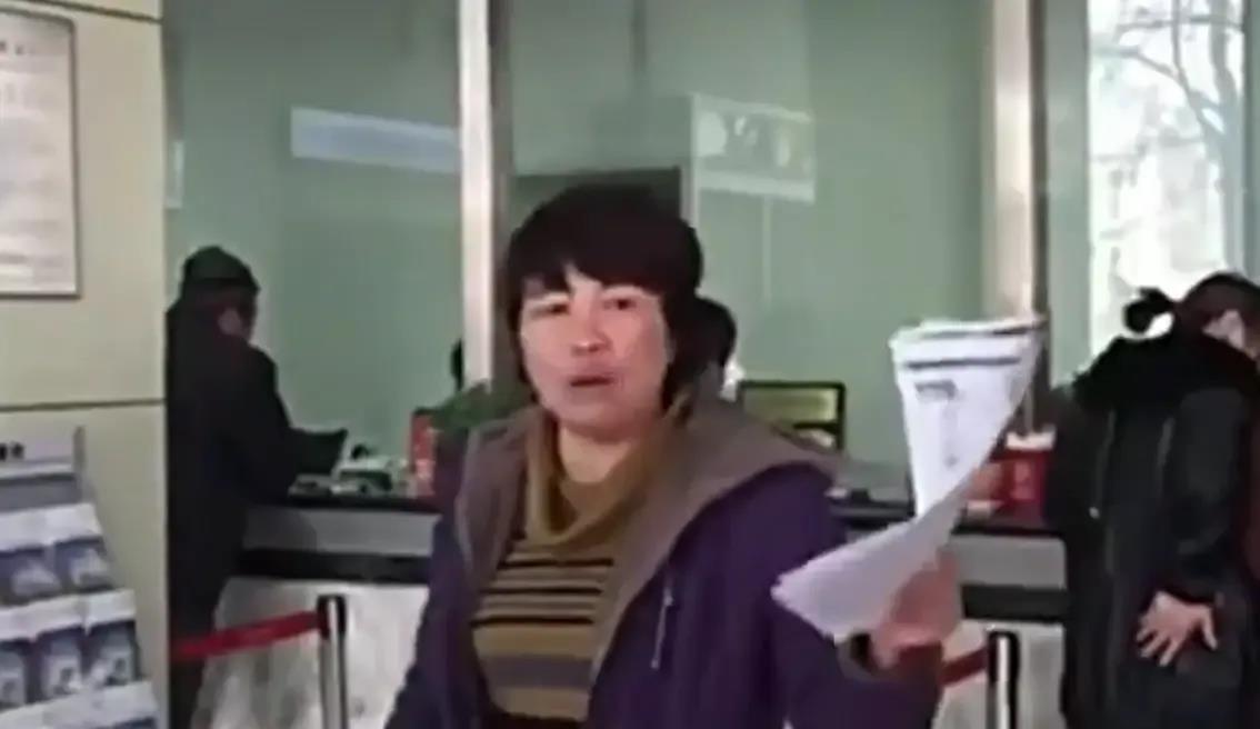 “对不起女士，不是我们的错，我们银行没有责任。”河南郑州一名女子205万元存款到