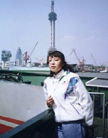 朱令考入清华后在上海外滩的留影。看得出，繁华的浦东陆家嘴在当时雏形已具