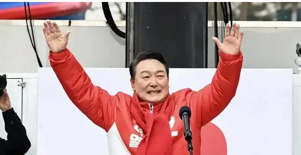 韩国申办2030年世博会告吹，韩国人心痛流泪。

29日凌晨，在法国巴黎举行的国