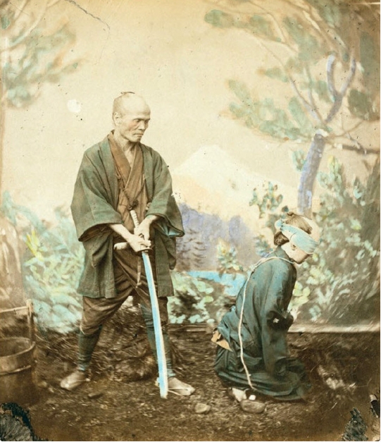 19世纪日本武士剖腹照片，当时的剖腹居然是蒙眼的，和我之前以为要睁大眼睛面对自己