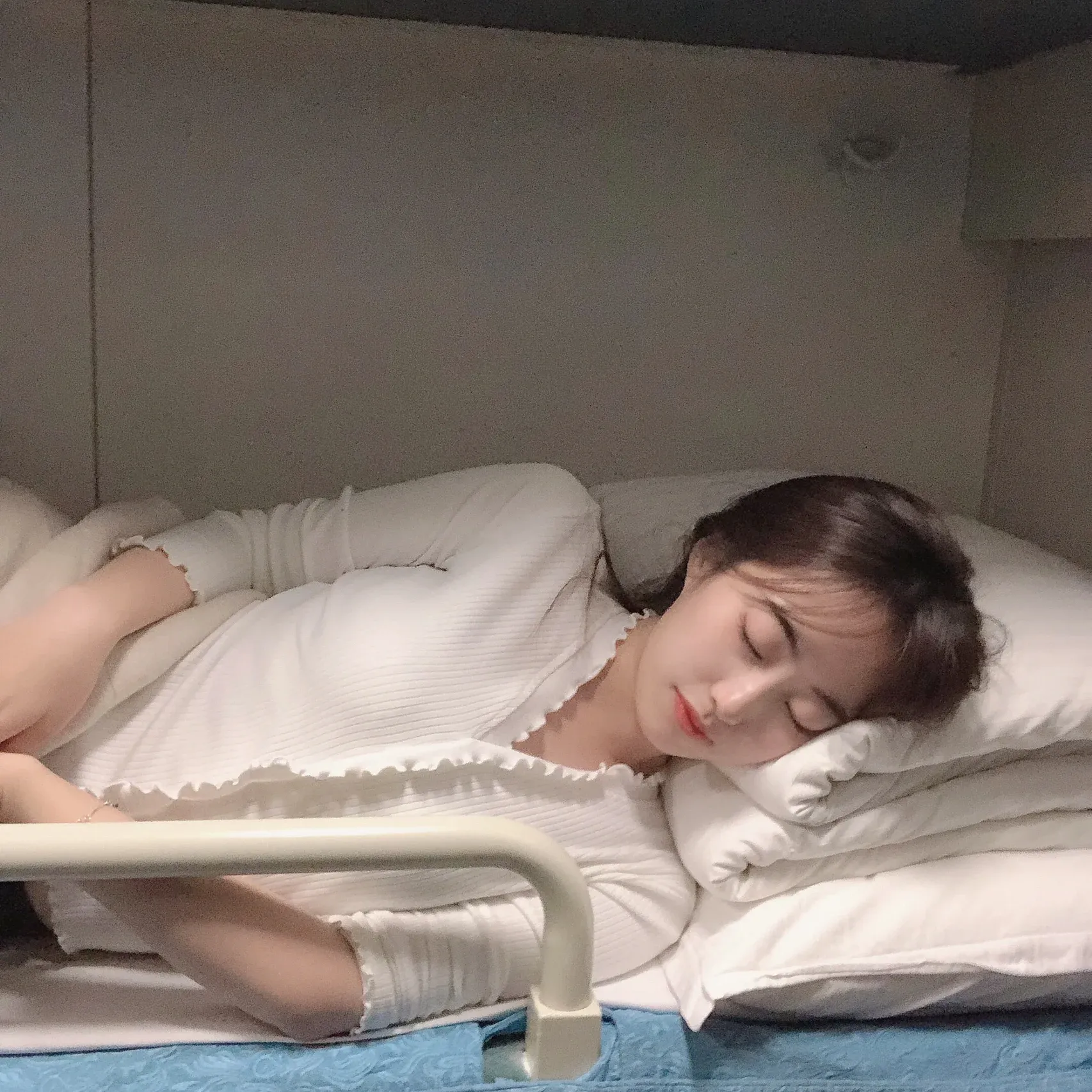 一次出行，我买了软卧下铺，上铺是一位女生，对面没人。晚上我睡觉的时候，那位女生还