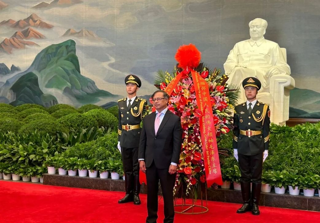 哥伦比亚总统佩特罗今天在纪念堂留言缅怀导师：

“我15岁时读到了毛泽东、他的五